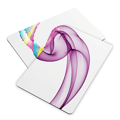 Panneau en composite aluminium DIBOND® digital avec une impression de motif rose et coloré sur ses surfaces blanches